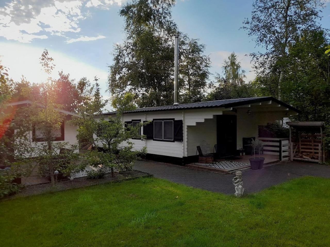 Carpe Diem, Het Ruime Chalet Met Houtkachel Nabij Wildlands Emmen Schoonebeek Exterior photo